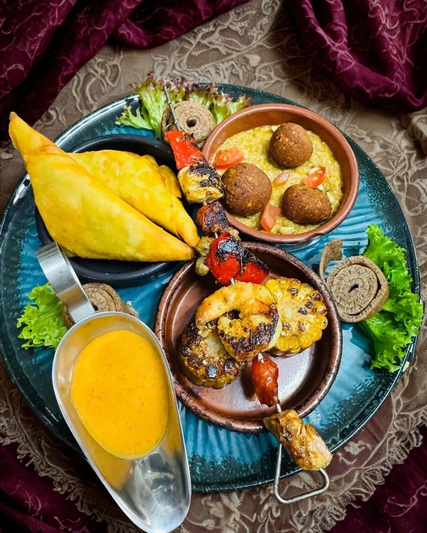 Ostafrikanische Platte mit Sambusa, Falafel und Injera