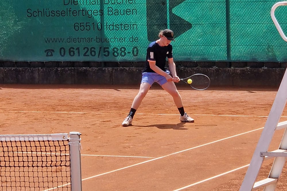 Junger Spieler beim Rückhandschlag auf der Anlage des ITC
