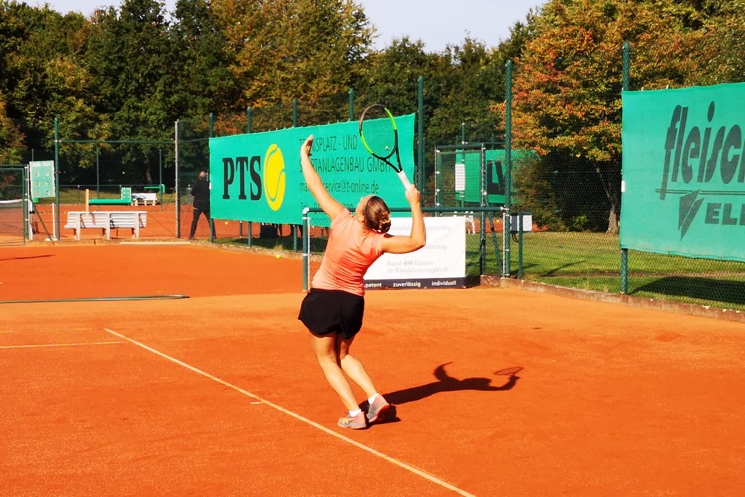 Tennisspielerinnen und -spieler auf der Anlage des ITC